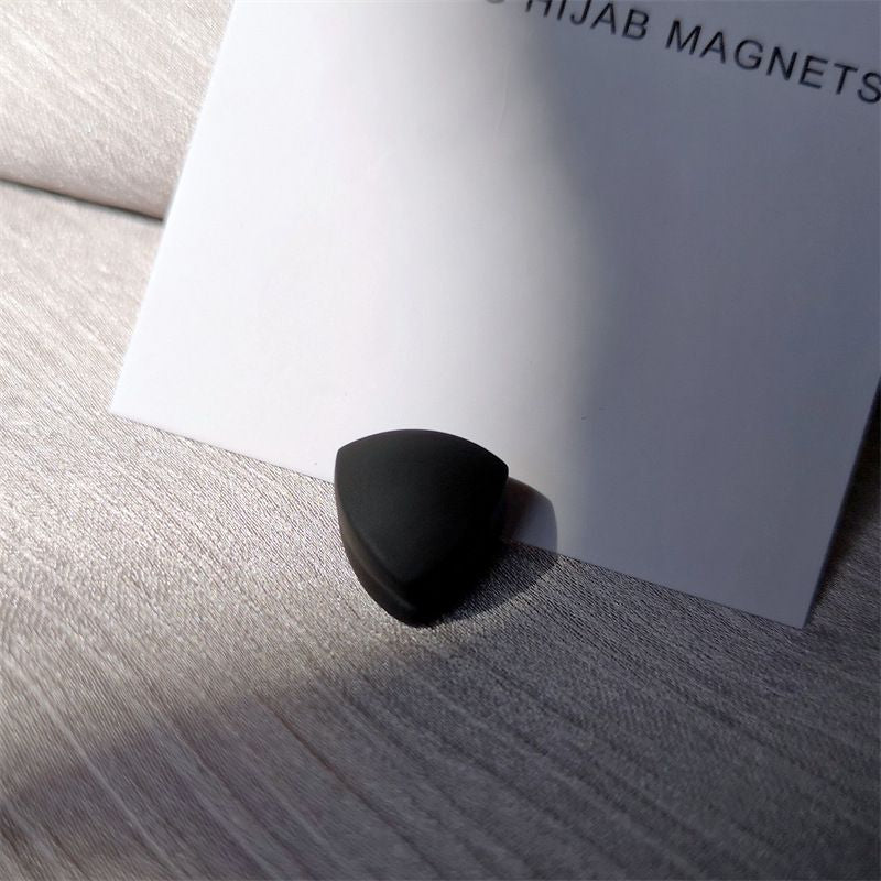 Magnetic pin - Matte Triangular